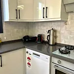 Comfy With Garden, Family Friendly In Lejlighed *