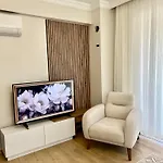 Comfy With Garden, Family Friendly In شقة