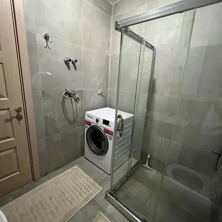 Comfy With Garden, Family Friendly In Apartment