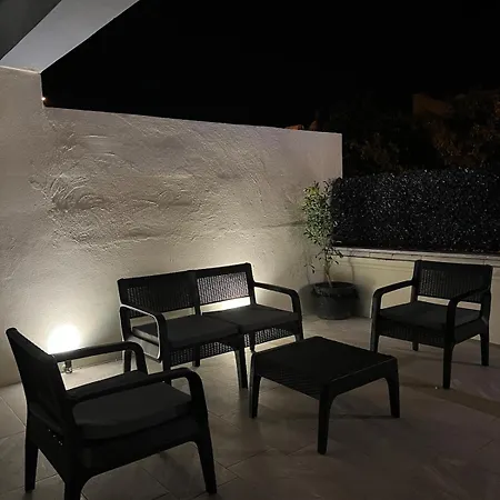 Comfy With Garden, Family Friendly In Διαμέρισμα