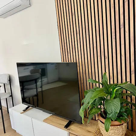 Comfy With Garden, Family Friendly In Apartment