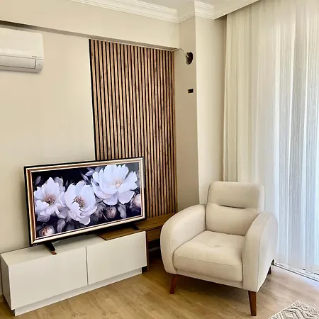 Comfy With Garden, Family Friendly In Apartment