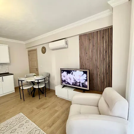 Comfy With Garden, Family Friendly In Apartment
