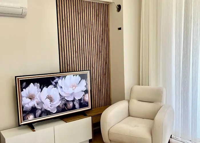 Comfy With Garden, Family Friendly In Apartment