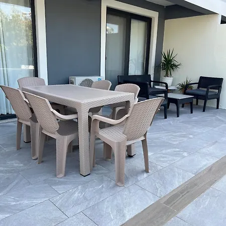 Comfy With Garden, Family Friendly In Διαμέρισμα *