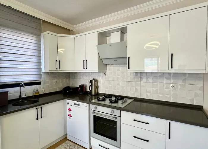 Lägenhet Comfy With Garden, Family Friendly In *